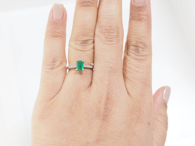 Bague 53 Bague solitaire en or blanc 18 ct, émeraude et diamants 58 Facettes 31389