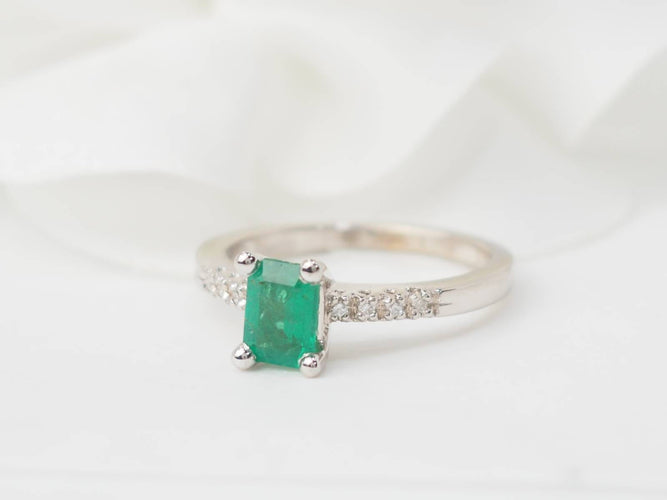 Bague 53 Bague solitaire en or blanc 18 ct, émeraude et diamants 58 Facettes 31389