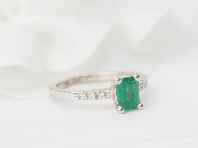 Bague 53 Bague solitaire en or blanc 18 ct, émeraude et diamants 58 Facettes 31389