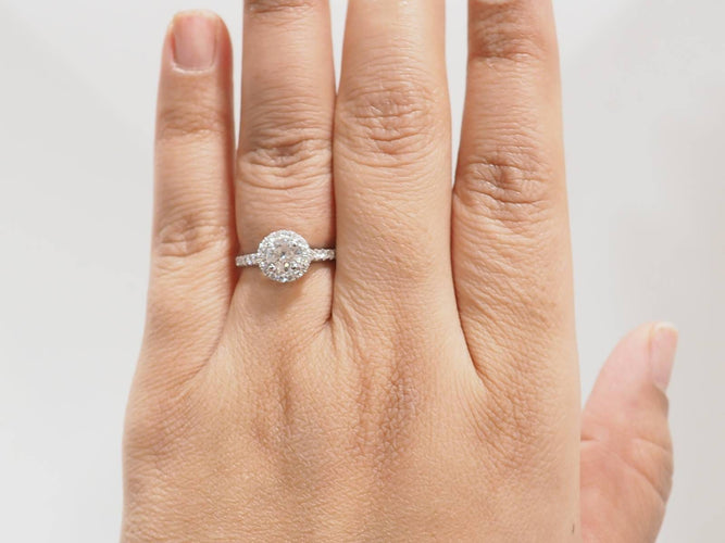 Bague 53 Bague solitaire en or blanc 18 kt et diamants 0,82 ct 58 Facettes 31189/30918