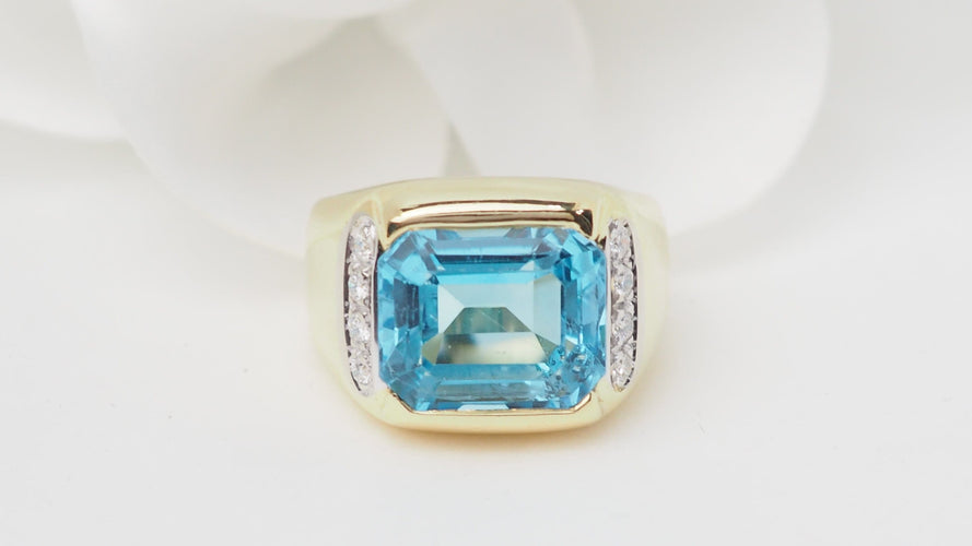 Bague 52 Bague en or jaune 18 kt avec topaze bleue et diamants 58 Facettes 32748