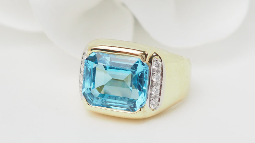 Bague 52 Bague en or jaune 18 kt avec topaze bleue et diamants 58 Facettes 32748