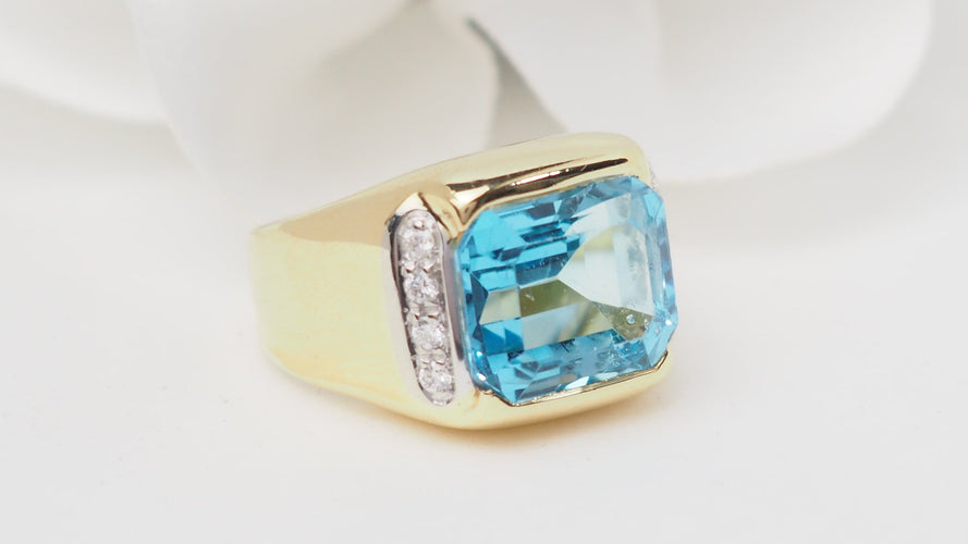 Bague 52 Bague en or jaune 18 kt avec topaze bleue et diamants 58 Facettes 32748
