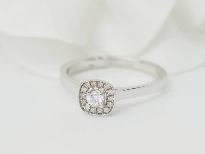 Bague 53.5 Bague solitaire en or blanc 18 kt et diamants 0,15 ct 58 Facettes 30934