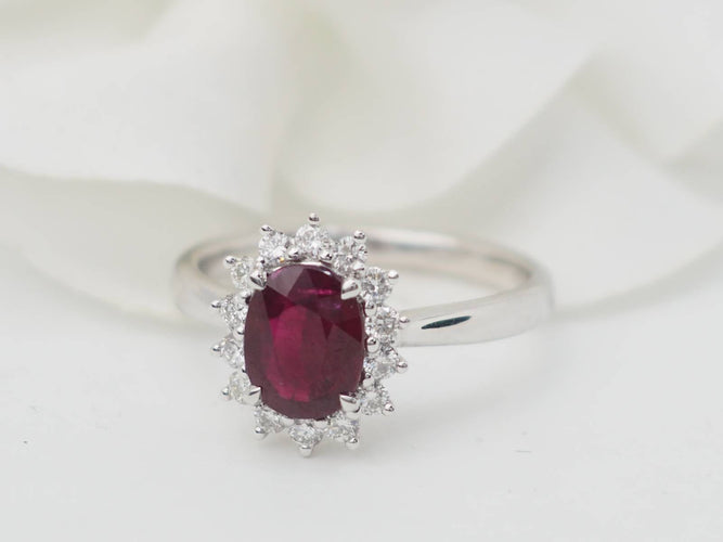 Bague 54 Bague entourage en or blanc 18 ct, rubis 0,95 ct et diamants 58 Facettes 33179