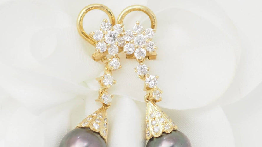 Boucles d'oreilles Boucles d’oreilles pendantes en or jaune 18 ct, diamants et perles de Tahiti 58 Facettes 32802
