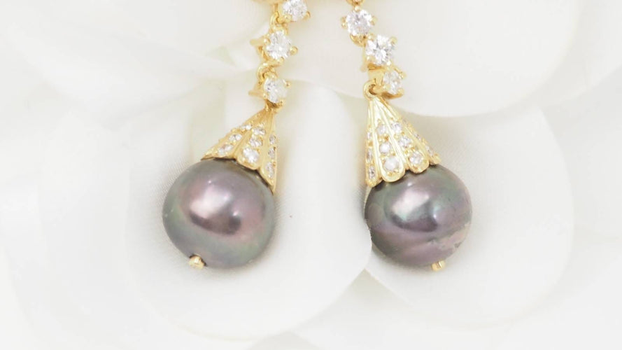 Boucles d'oreilles Boucles d’oreilles pendantes en or jaune 18 ct, diamants et perles de Tahiti 58 Facettes 32802
