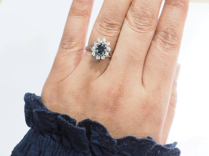 Bague 57.5 Bague entourage en or blanc 18 ct, saphir et diamants 58 Facettes 31220