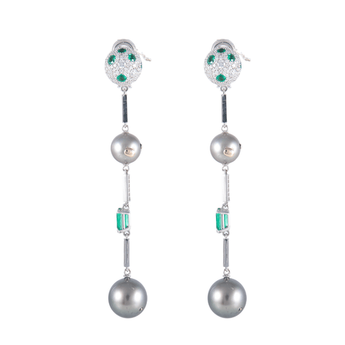 Boucles d'oreilles Pendants d’oreilles en or blanc 18k pavés de diamants, émeraudes et perles grises 58 Facettes BO/220070 RIV