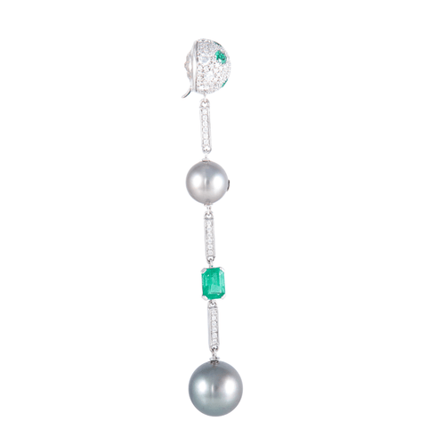 Boucles d'oreilles Pendants d’oreilles en or blanc 18k pavés de diamants, émeraudes et perles grises 58 Facettes BO/220070 RIV