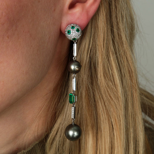 Boucles d'oreilles Pendants d’oreilles en or blanc 18k pavés de diamants, émeraudes et perles grises 58 Facettes BO/220070 RIV