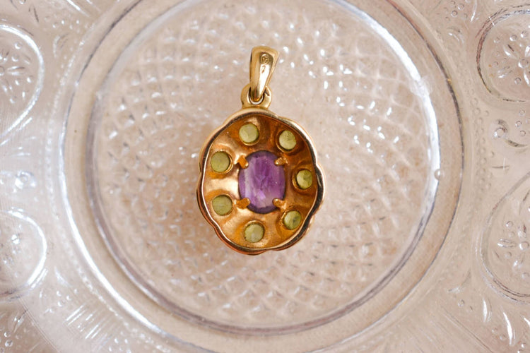 Pendentif Pendentif oval en or jaune 18 carats, améthyste et péridots 58 Facettes Ref2613