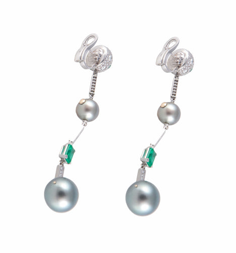 Boucles d'oreilles Pendants d’oreilles en or blanc 18k pavés de diamants, émeraudes et perles grises 58 Facettes BO/220070 RIV