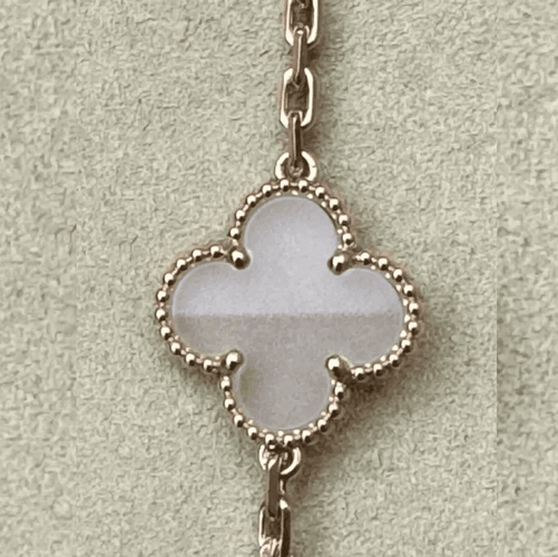 Collier VAN CLEEF & ARPELS - ALHAMBRA - Rare Sautoir en or jaune et cristal de roche. 58 Facettes