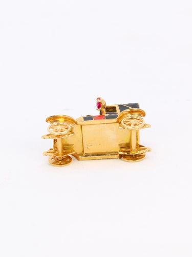 Pendentif Pendentif charm voiture ancienne en or jaune 18 carats, rubis synthétiques et émail 58 Facettes 1099.21