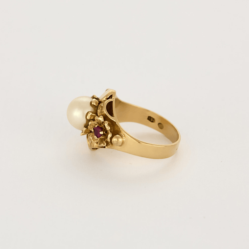 Bague 48 Bague en or jaune, perle de culture blanche et rubis de synthèse 58 Facettes DV7496-1