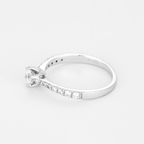 Bague solitaire en platine et diamants