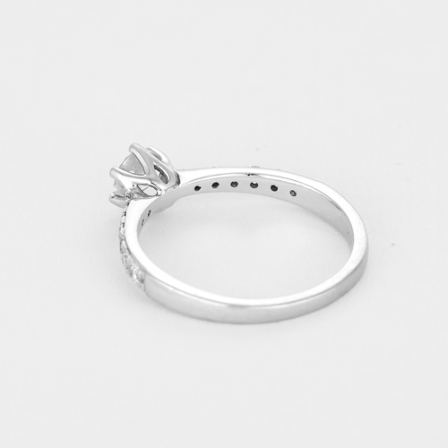 Bague solitaire en platine et diamants