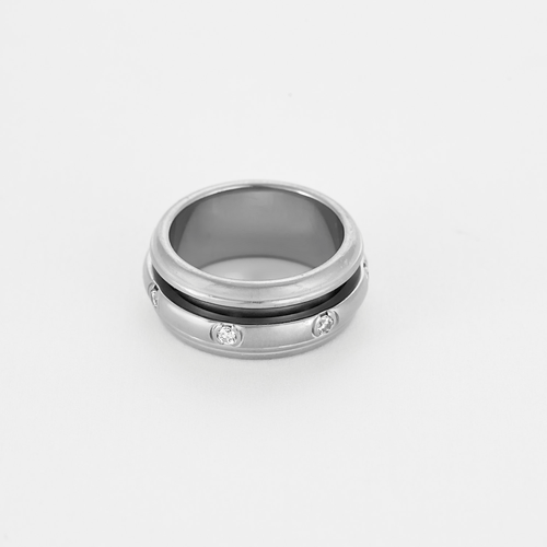 PIAGET -   Possession - Bague en or gris et sept diamants