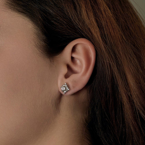 Paire de boutons d'oreilles en or gris 14K et diamants 58 Facettes DV11394-4