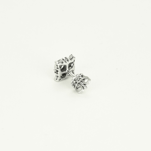Paire de boutons d'oreilles en or gris 14K et diamants 58 Facettes DV11394-4