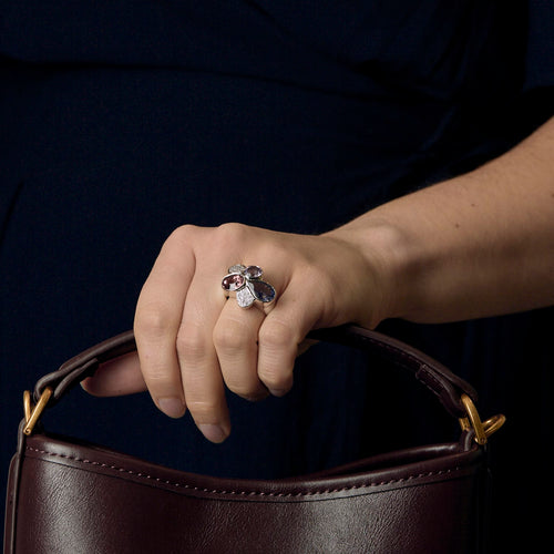 53 Bague moderniste en or gris, diamants, tourmaline rose et améthystes 58 Facettes DV20595-3