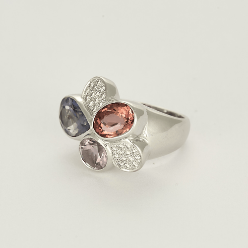 53 Bague moderniste en or gris, diamants, tourmaline rose et améthystes 58 Facettes DV20595-3