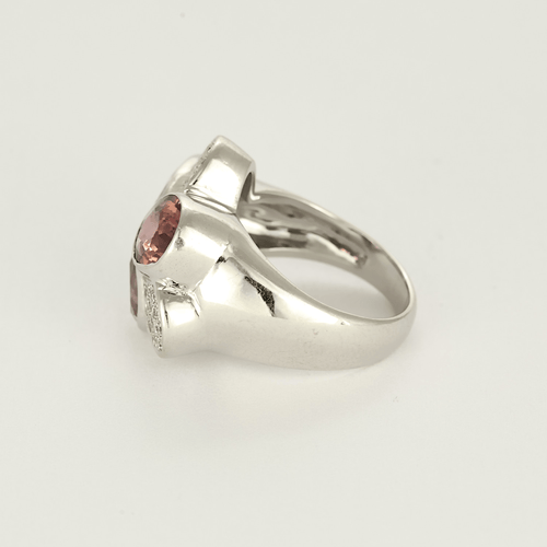 53 Bague moderniste en or gris, diamants, tourmaline rose et améthystes 58 Facettes DV20595-3