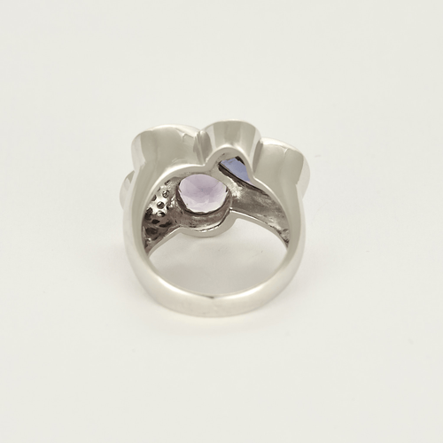 53 Bague moderniste en or gris, diamants, tourmaline rose et améthystes 58 Facettes DV20595-3