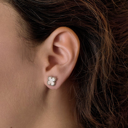 Boucles d'oreilles Van Cleef & Arpels Sweet Alhambra Puces d’oreilles en or gris et nacre blanche 58 Facettes DDV22876-3