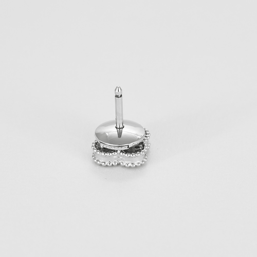 Boucles d'oreilles Van Cleef & Arpels Sweet Alhambra Puces d’oreilles en or gris et nacre blanche 58 Facettes DDV22876-3
