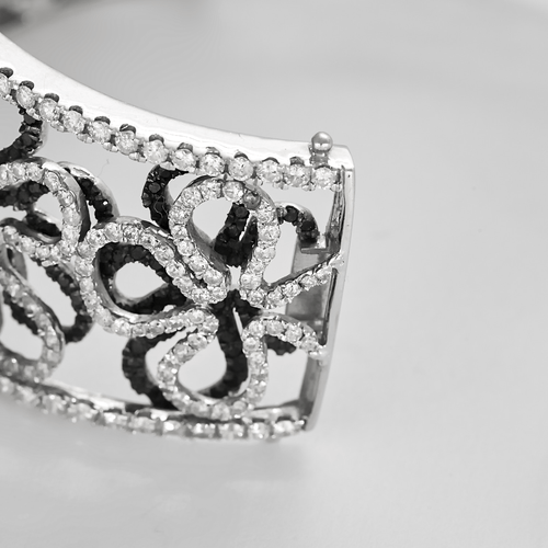 Bracelet Important Bracelet Camélia en or gris diamants blancs et diamants noirs 58 Facettes DDV21423-1