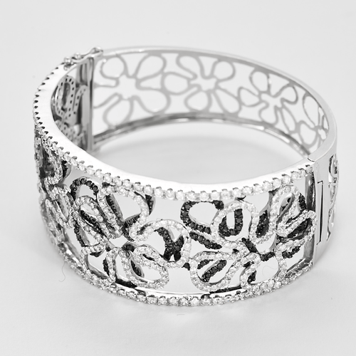Bracelet Important Bracelet Camélia en or gris diamants blancs et diamants noirs 58 Facettes DDV21423-1