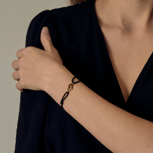 Bracelet DINH VAN - Serrure - Bracelet Menotte R8 en or jaune. Cordon noir. 58 Facettes DDV21270-1