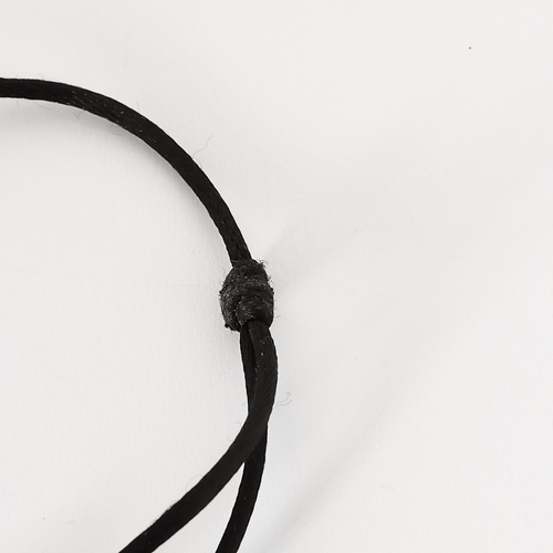 Bracelet DINH VAN - Serrure - Bracelet Menotte R8 en or jaune. Cordon noir. 58 Facettes DDV21270-1
