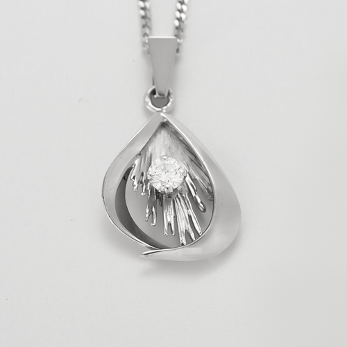Chaîne en or blanc retenant un pendentif serti d'un diamant 58 Facettes DV25961-7