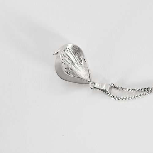 Chaîne en or blanc retenant un pendentif serti d'un diamant 58 Facettes DV25961-7