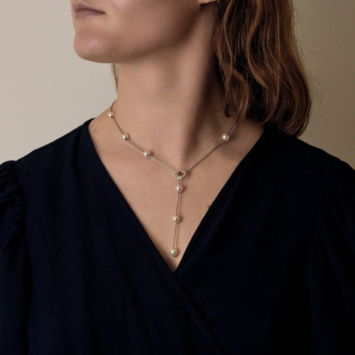 Collier MIKIMOTO - Collier négligé en or blanc, perles de culture Akoya et diamants 58 Facettes DV14847-1