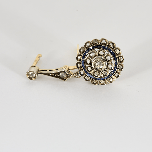 Boucles d'oreilles Boucles d'oreilles dormeuses à motif de rosaces en or jaune, argent, diamants et saphirs 58 Facettes DV25262-1