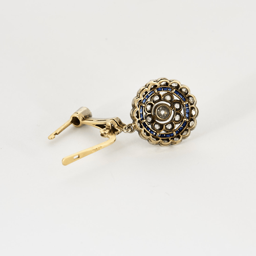 Boucles d'oreilles Boucles d'oreilles dormeuses à motif de rosaces en or jaune, argent, diamants et saphirs 58 Facettes DV25262-1