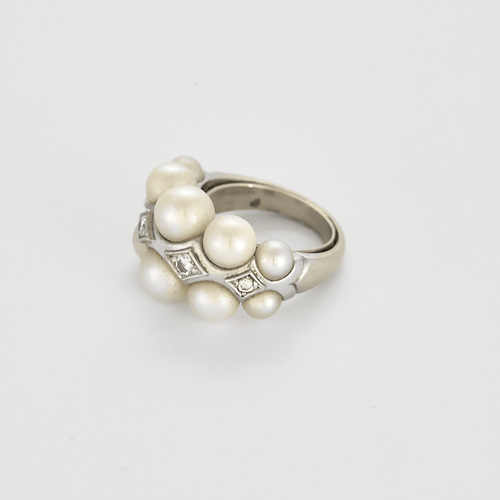Bague 46 Bague en or gris, perles de cultures blanches et diamants 58 Facettes DV22972-44-46-2