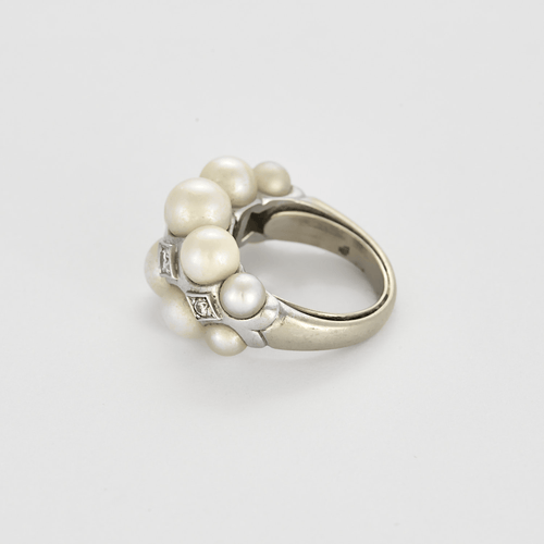 Bague 46 Bague en or gris, perles de cultures blanches et diamants 58 Facettes DV22972-44-46-2