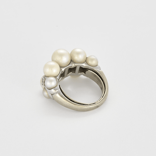 Bague 46 Bague en or gris, perles de cultures blanches et diamants 58 Facettes DV22972-44-46-2