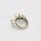 Bague 46 Bague en or gris, perles de cultures blanches et diamants 58 Facettes DV22972-44-46-2
