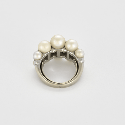 Bague 46 Bague en or gris, perles de cultures blanches et diamants 58 Facettes DV22972-44-46-2