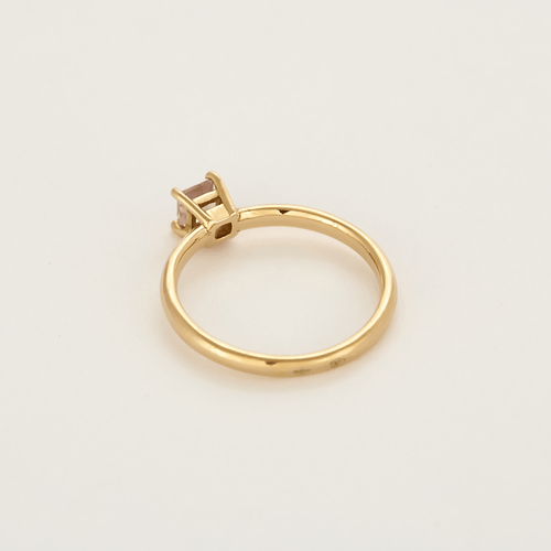 Bague jonc en or jaune et saphir rose de synthèse