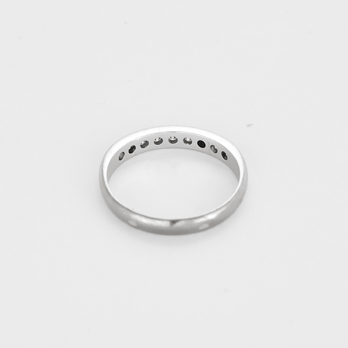 Alliance semi pavé en or blanc et diamants