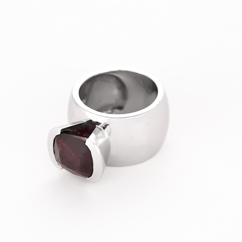 45.5 Importante bague en or blanc et Grenat Pyrope 58 Facettes DV15938-11-455-2