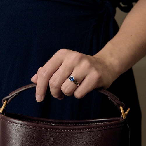 Bague en or gris, saphir et diamants