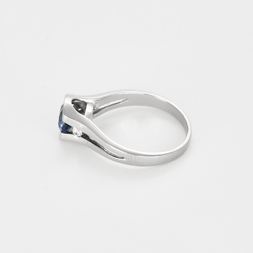 Bague en or gris, saphir et diamants